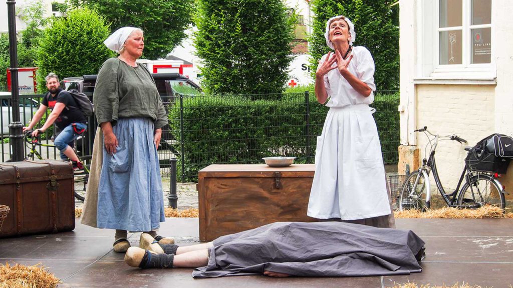 Szene aus "Der tote Mann" auf dem Universitätsplatz in Lingen 2017